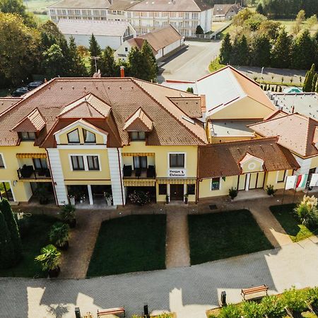 Appartamento Szerencsemák Panzió Kehidakustány Esterno foto